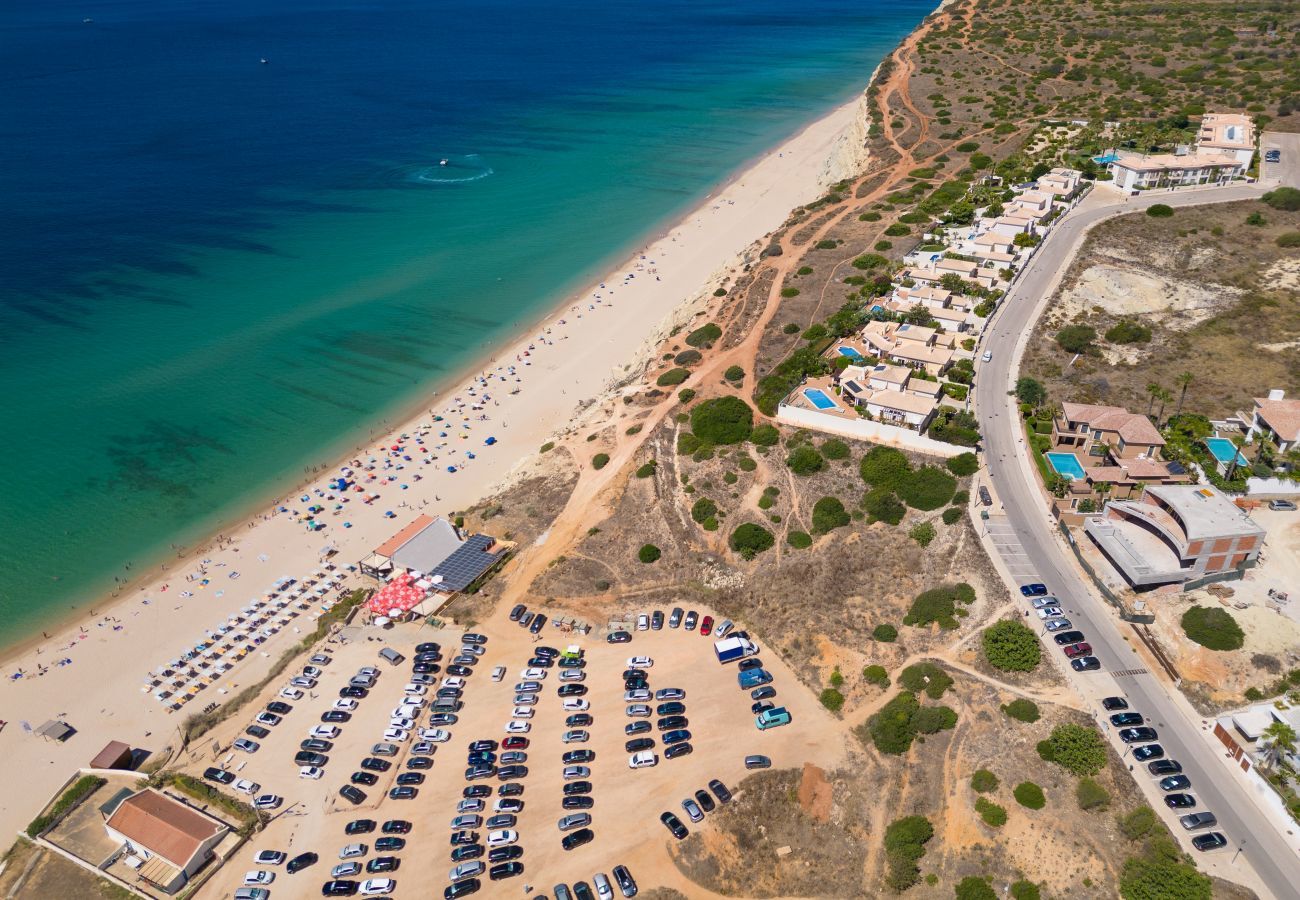 Vista aérea da zona envolvente e da praia