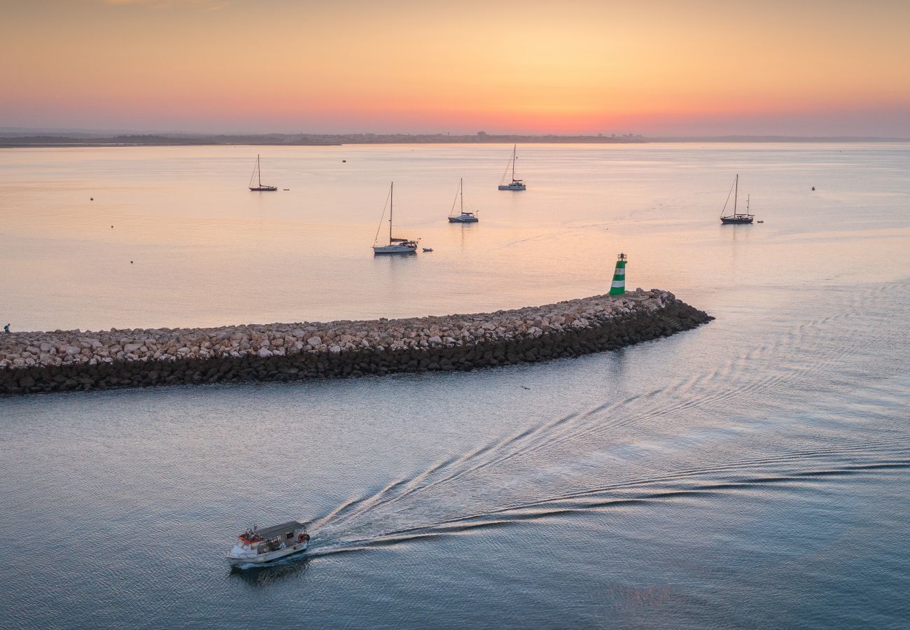 Vista para o mar com barcos à vela